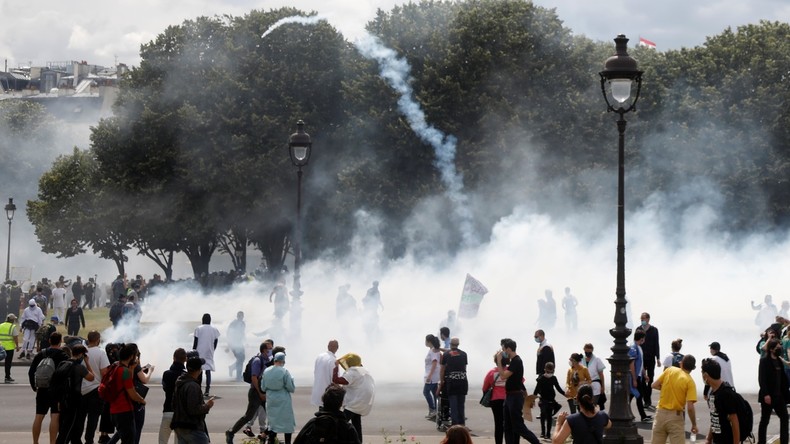Jets de projectiles, voiture renversée... Heurts en marge de la mobilisation des soignants à Paris