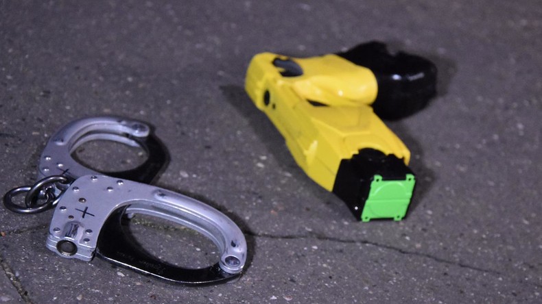 «Retirer la clef d'étranglement, c'était une connerie»: les policiers veulent-ils vraiment le Taser?