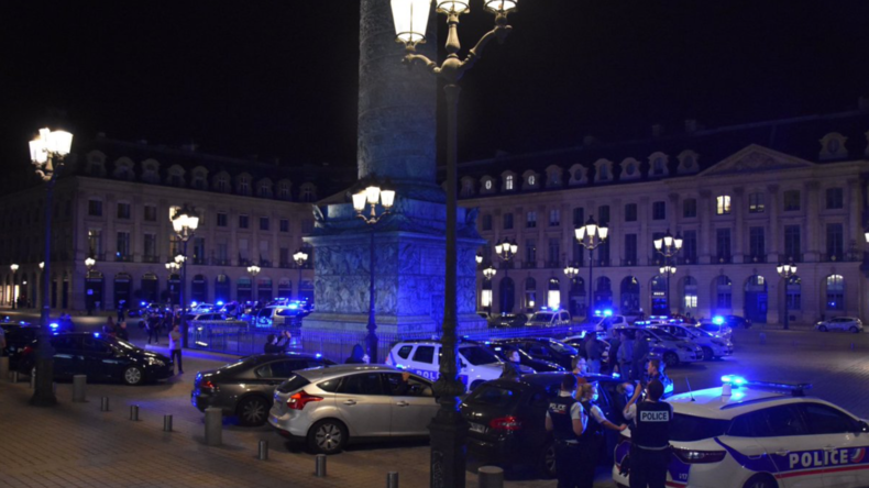 Paris : nouveau rassemblement nocturne des policiers en colère sur la place Vendôme
