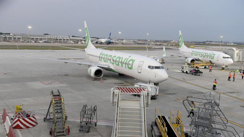 «Orly, c'est fini» : des militants d'Extinction Rebellion investissent les pistes de l'aéroport
