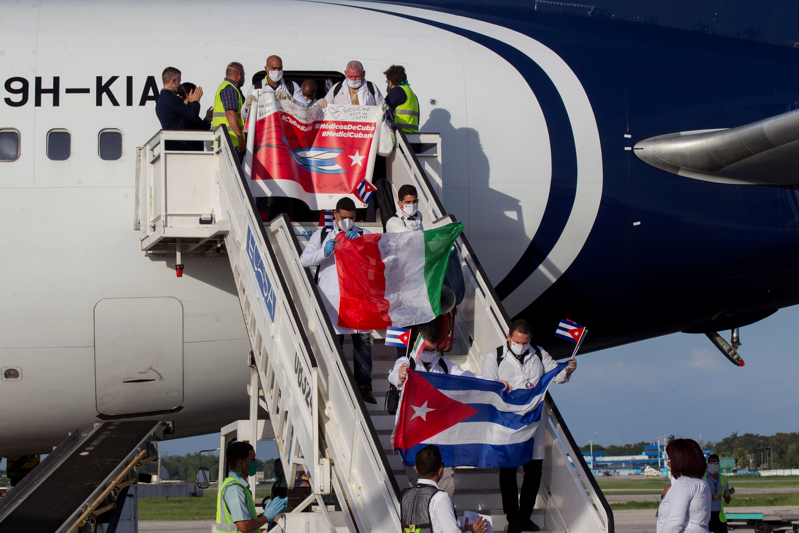 Covid-19 : les médecins cubains accueillis en héros à La Havane après leur mission en Italie