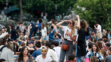 Gaz lacrymogène et matraques : la police disperse des fêtards rassemblés pour la Fête de la musique
