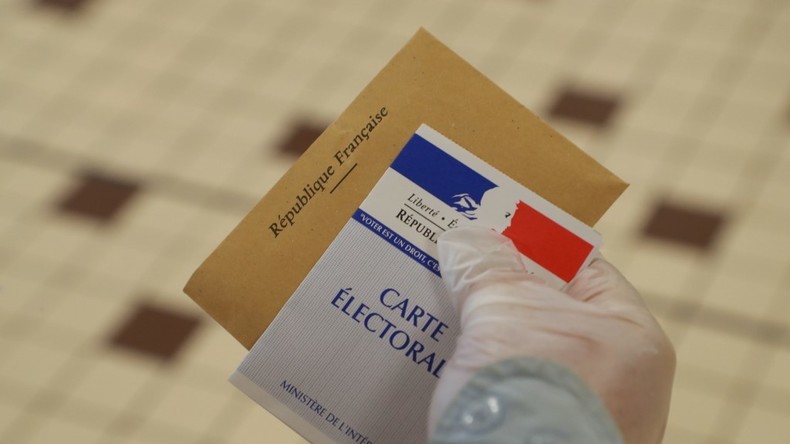 Municipales : dans l'Oise, la photo montrant les nouveaux élus faire un doigt d'honneur ne passe pas