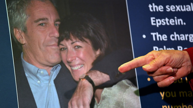Scandale en vue ? Ghislaine Maxwell photographiée sur le trône de Buckingham Palace