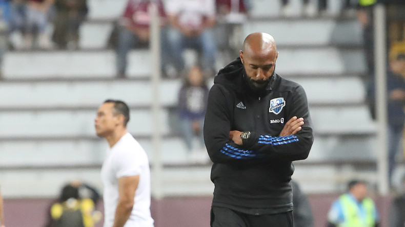 Vêtu d'un t-shirt BLM, Thierry Henry pose un genou à terre pendant huit minutes et 46 secondes