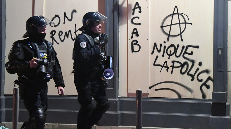 Trois personnes convoquées par la justice pour des tags appelant les policiers au suicide