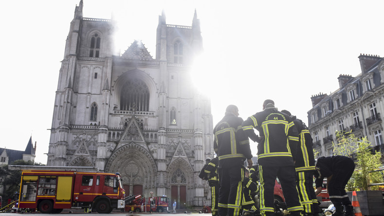 «Le cauchemar recommence» : l'incendie de la cathédrale de Nantes suscite une avalanche de réactions