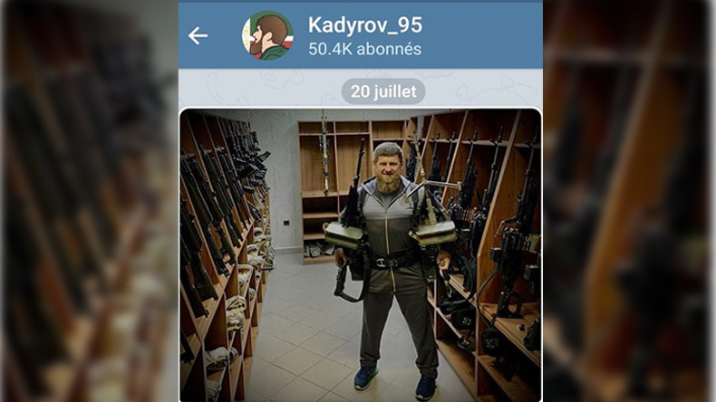 Prenant la pose armé, le dirigeant tchétchène Kadyrov répond aux sanctions imposées par Washington
