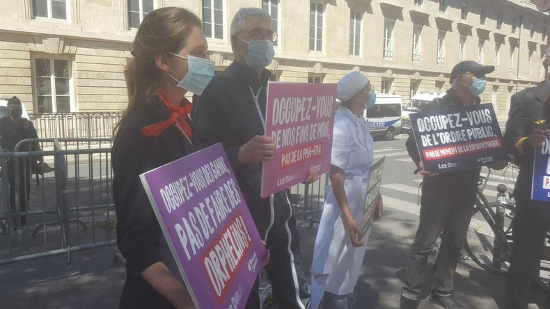 Rassemblement de la Manif pour tous devant l'Assemblée nationale contre le projet de loi bioéthique