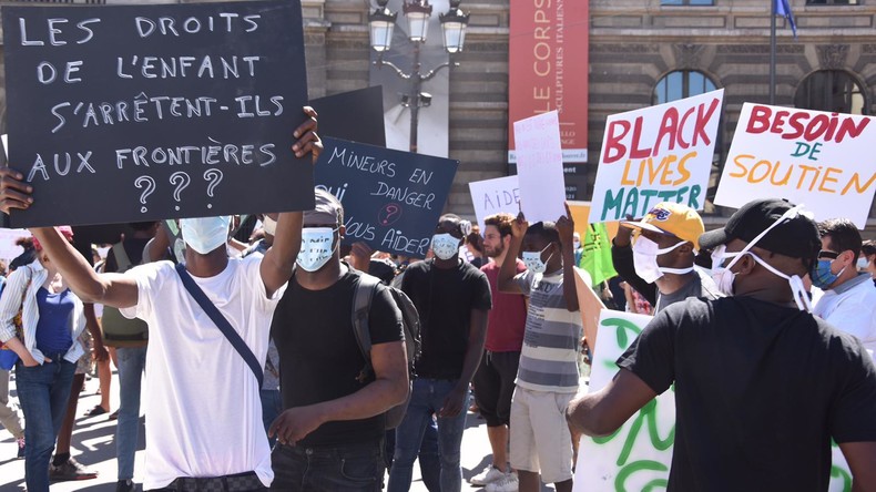Rassemblement pour réclamer la reconnaissance de migrants comme mineurs devant le Conseil d'Etat