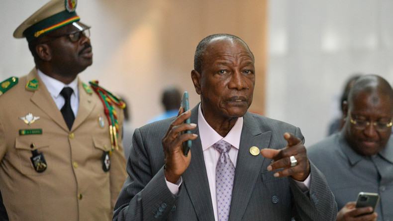 Guinée : le président Alpha Condé visé par une plainte pour ...