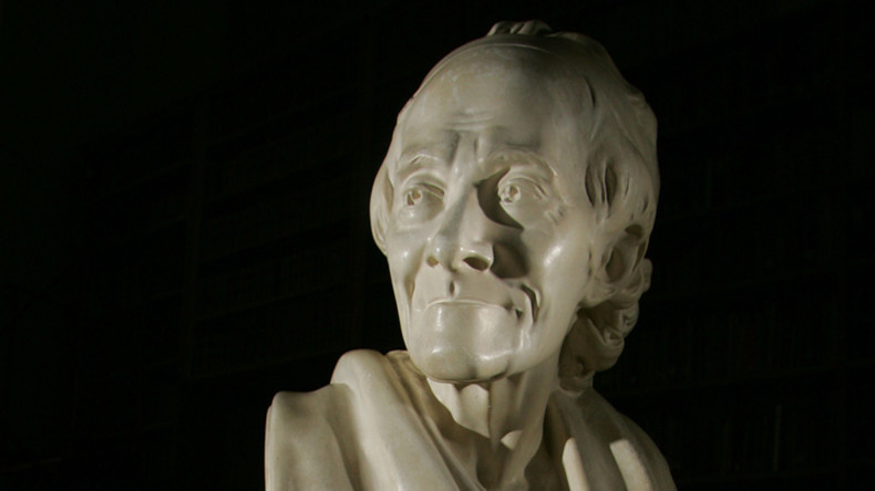 Statue de Voltaire retirée à Paris : face à l'indignation, la mairie évoque un simple nettoyage