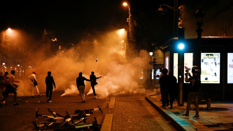 Pillage, voitures en feu, heurts et gaz lacrymogène à Paris après le match PSG-Bayern