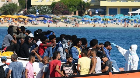 Des migrants arrivant de Tunisie et de Libye sont examinés par les gardes-côtes italiens, le 1er août 2020, à proximité de Lampedusa (Italie) (image d'illustration).