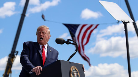 Le président américain Trump prononce un discours de campagne depuis une tribune installée à l'aéroport régional de Mankato dans le Minnesota, le 17 août 2020.
