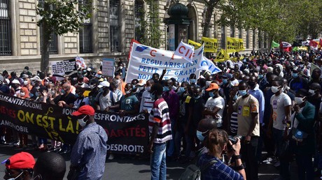 Sans-papiers et Gilets noirs battent le pavé à Paris (IMAGES)