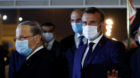 Le Président de la République française, Emmanuel Macron, accueilli par le Président libanais Michel Aoun sur le tarmac de l'aéroport de Beyrouth le 31 août 2020.