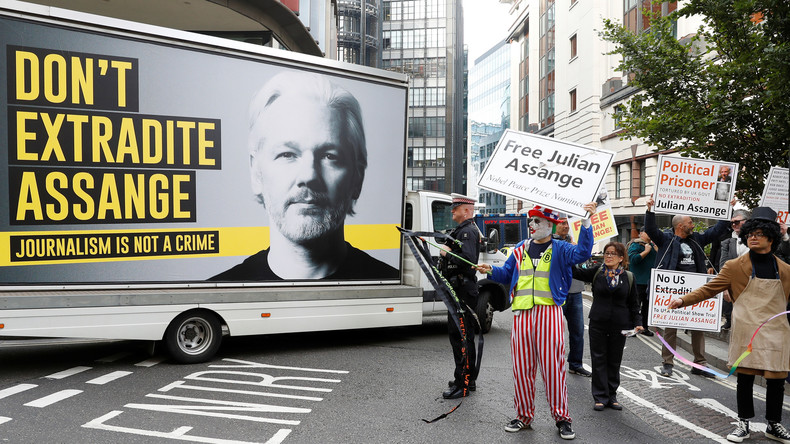 Procès Assange : pour Stéphanie Gibaud, lanceuse d'alerte, «c'est un dossier politique»
