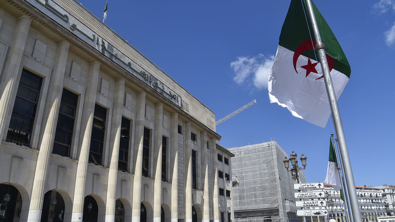 Algérie : l'Assemblée adopte le projet de réforme constitutionnelle avant un référendum populaire