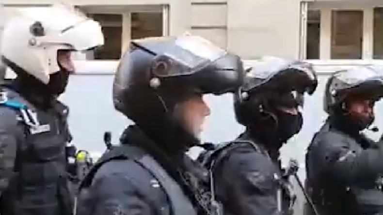 Policiers de la Brav applaudis à Paris : la vidéo de la préfecture fait réagir les internautes