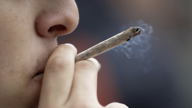 Cannabis : Gérald Darmanin balaie l'idée de «légaliser cette merde»