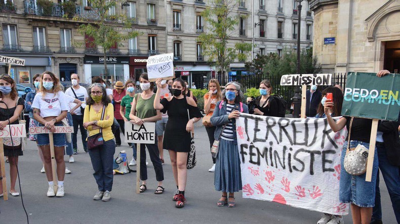 Paris : des féministes manifestent contre Christophe Girard, toujours élu de la capitale (IMAGES)