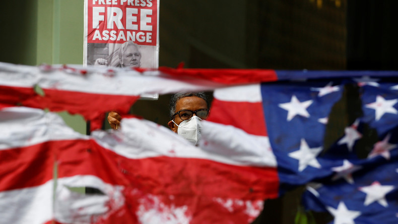 «Enlèvement prémédité» d'Assange ? Le témoignage explosif d'une journaliste présenté à la cour