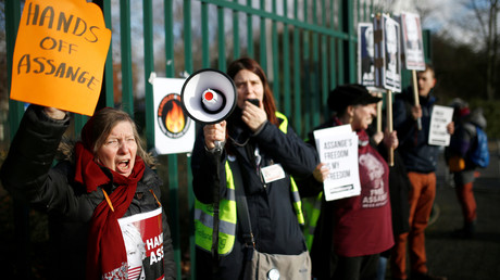 Londres : des manifestants apportent leur soutien à Assange devant le tribunal