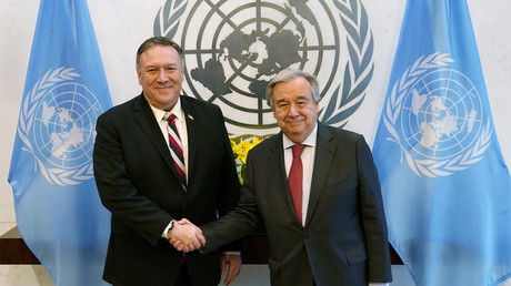 Le secrétaire d'Etat américain Mike Pompeo serre la main du secrétaire général des Nations unies Antonio Guterres au siège des Nations unies à New York, aux Etats-Unis, le 6 mars 2020.