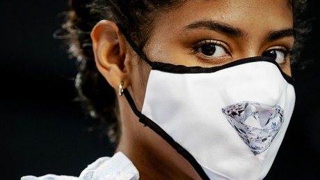 Dans ce monde de cauchemar, le port du masque sera-t-il aussi banal que le port des chaussures ?