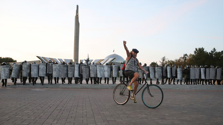 Un homme lève le poing en passant devant un cordon policier à Minsk en Biélorussie le 23 septembre, lors d'une manifestation anti-Loukachenko (image d'illustration).