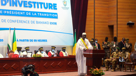Bah N'Daw, le nouveau président par intérim du Mali, prend la parole lors de la cérémonie d'inauguration à Bamako, le 25 septembre 2020.