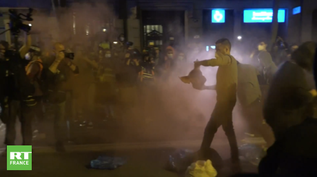 A Barcelone, des manifestants indépendantistes jettent des têtes de porcs sur la police