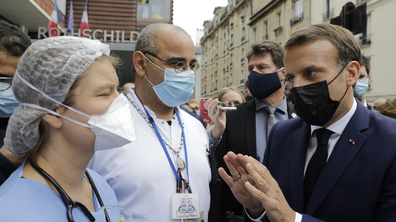 Macron rend visite aux aidants à l'hôpital et se fait apostropher par les soignants