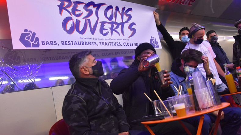 «On peut trouver des solutions» : les patrons de bar protestent contre la fermeture de leur commerce
