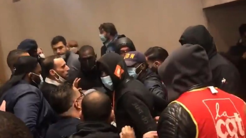 «Une rare violence» : des manifestants font irruption en plein conseil municipal de Saint-Denis