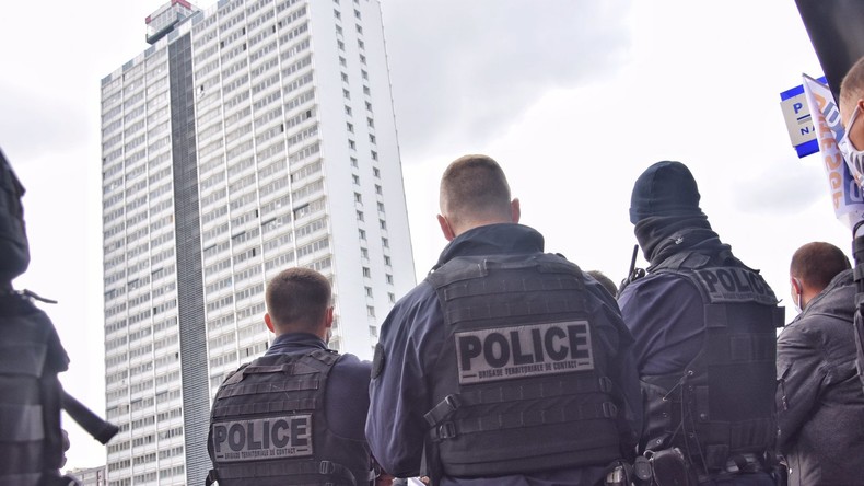 «Très choqués moralement» : des policiers se rassemblent à Champigny-sur-Marne (IMAGES)