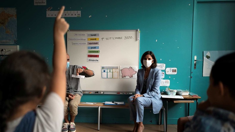 L'Education nationale a-t-elle fourni des masques dangereux aux enseignants ?