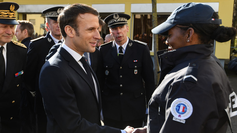 Pourquoi Emmanuel Macron a-t-il reçu dix syndicats policiers à l'Elysée ?