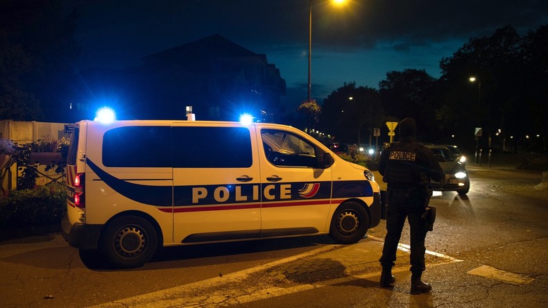 La classe politique française sous le choc après la décapitation d'un professeur de collège