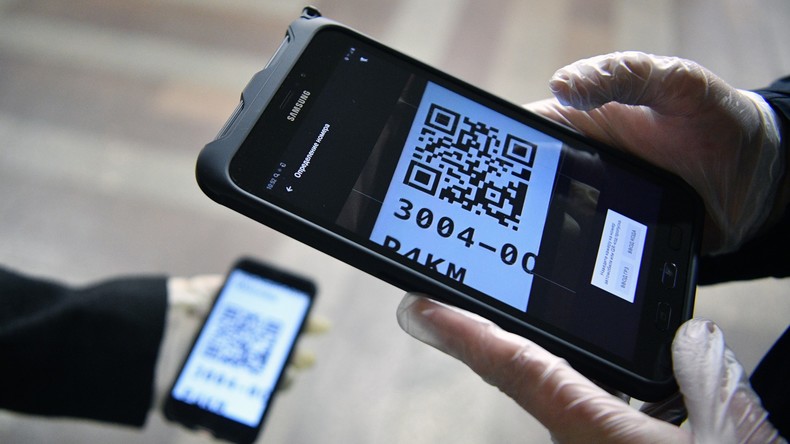 Covid-19: à Moscou, des codes QR et des SMS pour accéder aux boîtes de nuit et bars