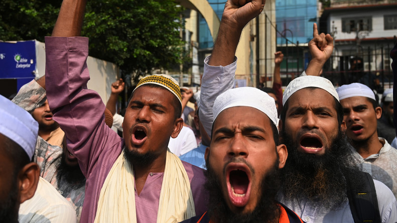 40 000 manifestants, une effigie brûlée : marche géante au Bangladesh contre les propos de Macron