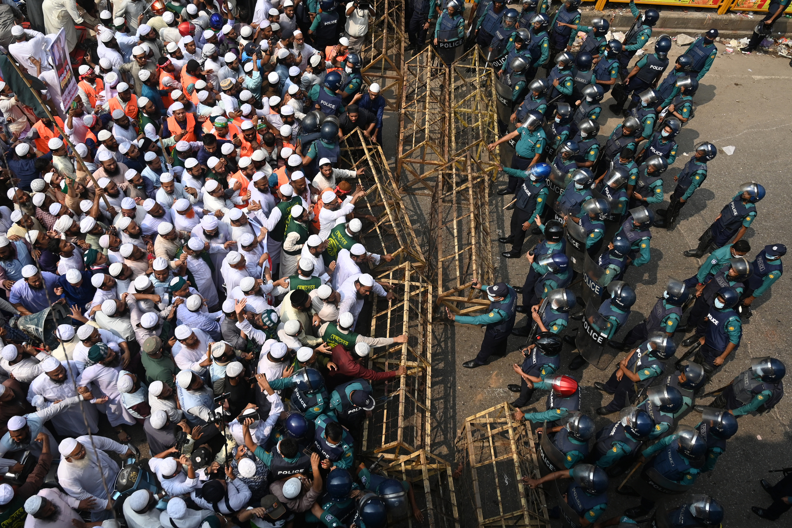 40 000 manifestants, une effigie brûlée : marche géante au Bangladesh contre les propos de Macron