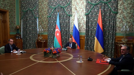 Sergueï Lavrov (au centre), Zohrab Mnatsakanian (à droite) et Djeyhoun Baïramov (à gauche) à Moscou, le 9 octobre 2020 .