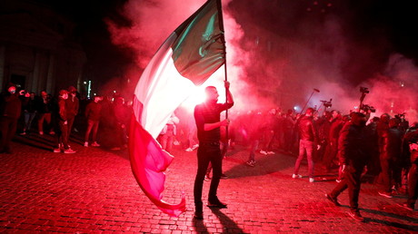 Un manifestant brandit un drapeau italien lors d'une mobilisation contre les restrictions mises en place pour lutter contre le Covid-19 à Rome (Italie), le 27 octobre 2020 (image d'illustration).