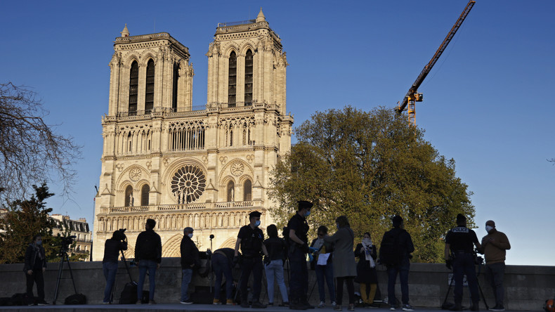 Des médias américains prennent l'appel aux vêpres des églises de Paris pour des ovations à Biden