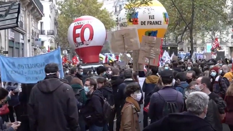 Manifestation d'enseignants à Paris pour un renforcement du protocole sanitaire dans les écoles