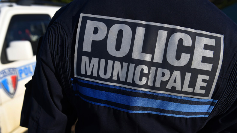La police municipale parisienne arrive : pas d'armes létales, mais des bâtons et de la diversité