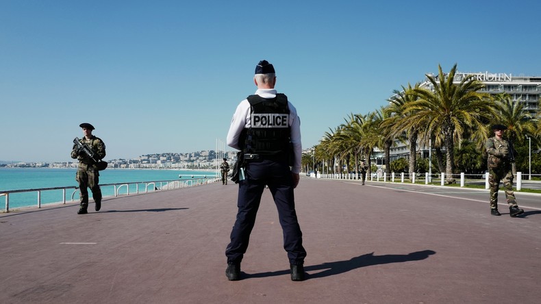 Un compte Twitter belge propose de dévoiler les visages de policiers français