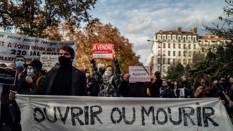 «On veut travailler» : un millier de commerçants et indépendants manifestent à Lyon